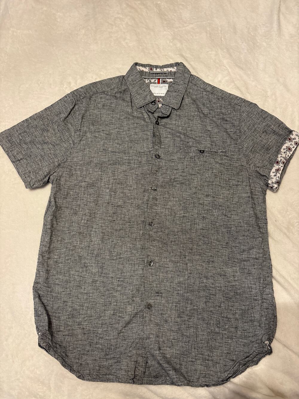 Men’s short sleeve Denim and Flower Ricky Singh. Linen grey texture size small.